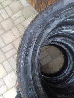 Gumy R17 225/45 R17