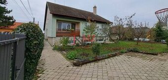 Rodinný dom, garáž, záhrada 700 m2, Levice, DOHODA (SM-834)