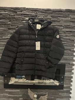 Moncler čierna bunda