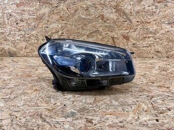 Pravé a ľavé predné svetlá na Nissan Qashqai