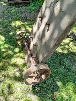 Železné kolesá ku stabilnému motoru