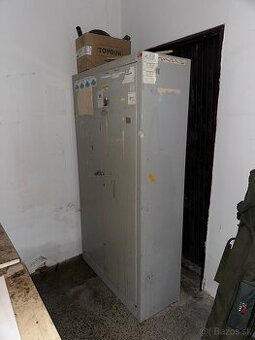 Stará kovová skriňa