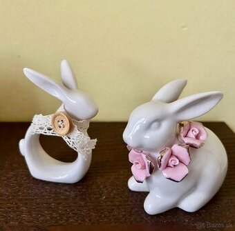 DVA STAROŽITNÉ PORCELÁNOVÉ ZAJAČIKY