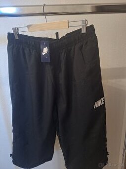 Čierne šušťákové kraťasy Nike