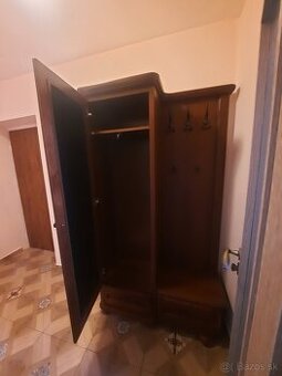 Chodbová skriňa