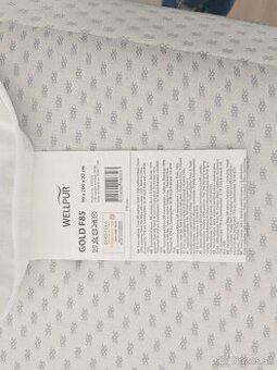 Manželka posteľ z matracmi