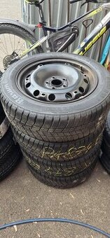 Predám zimný komplet 185/60R15 88T na škoda fábia.