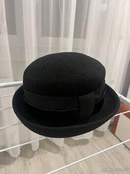 Dámsky čierny klobúk