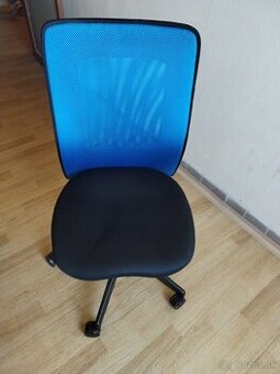 Otočná kancelárska stolička