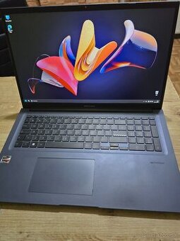 Velky 17.3 palcovy Asus Vivobook s17 model 2023 s procesorom