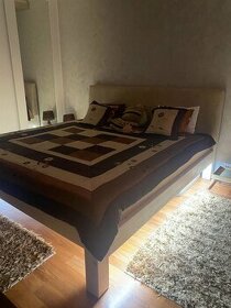 Masívna manželská posteľ