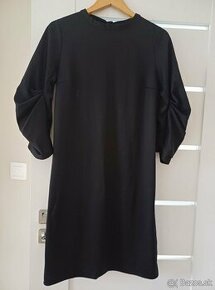 Čierne šaty s ozdobnými rukávmi veľkosť 38