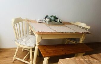 Vidiecky starožitny stôl so stoličkami a lavičkou