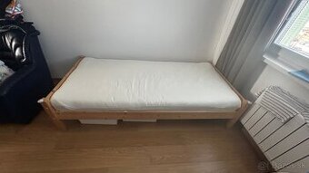 posteľ