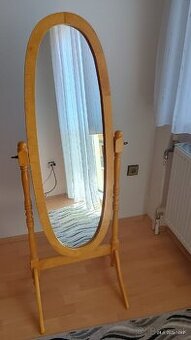 Drevené stojacie zrkadlo