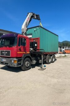 Nakladá autodprava s hydraulickou rukou