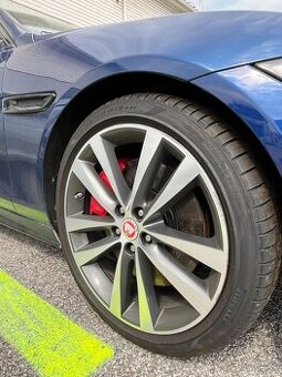 Sada 19 originál Jaguar XE S diskov s pneu Pirelli Sottozero