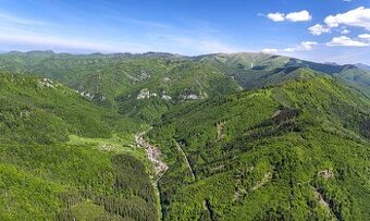 Dolný Harmanec – 2.000 m2 ORNÁ PÔDA a LESY