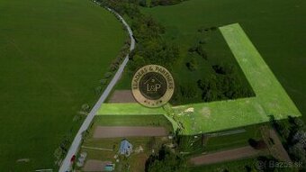 NA PREDAJ-rozľahlý pozemok v Jakovanoch ideálna investícia