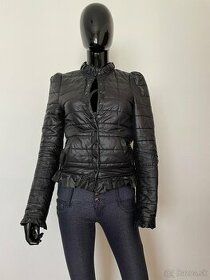 Čierna bunda na patenty