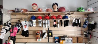 Predám zariadenie do predajne obuvi a športových potrieb