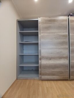 Šatníková skriňa