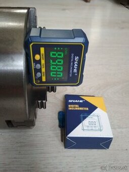 Digitálny uhlomer, podsvieteny s magnetom