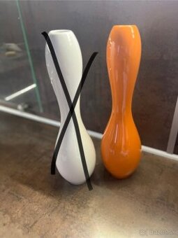 Uzka oranzova vaza na kvety