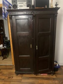 Starožitná Šatníková skriňa