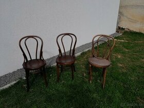 Starožitné stoličky.