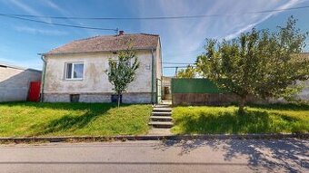 PREDAJ – STARŠÍ TEHLOVÝ RODINNÝ DOM V HRNČIAROVCIACH NAD PAR