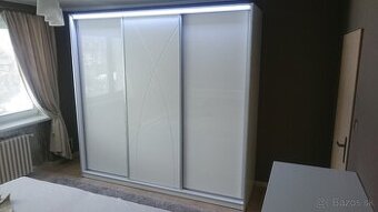 Súprava skriňa+komoda+2x nočné stolíky