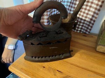 Predám 2 staré žehličky na foto za 40,-eur.