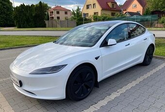 TESLA model 3. REZERVACE