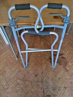 Pevné skladacie chodítko