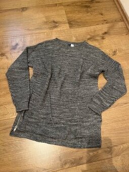 Predĺžený sivý pulover s rozparkami