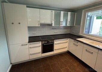 Svetlá moderná kuchyňa FATIMA s tmavou doskou