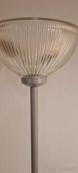 predam stojacu lampu so sklenenym tienidlom