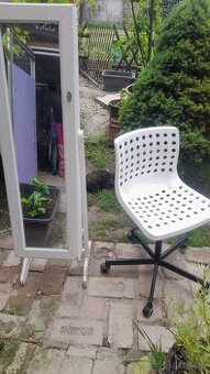 Ikea stolička 25eur, zrkadlová skrinka 25eur
