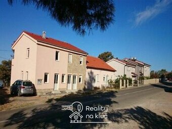 Na predaj pekné apartmánové domy na ostrove Rab - Chorvátsko