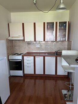 1 IZB. BYT S BALKÓNOM, ZARIADENÝ, UL. HRACHOVÁ, VOĽNÝ 17.júl