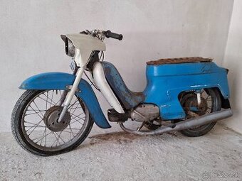 Jawa 21 s dokladom na prihlasenie .