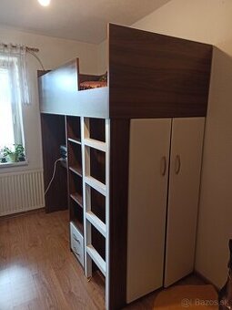 Poschodová posteľ s úložným priestorom a stolíkom