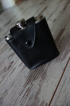 Nerezová ploskačka v koženom puzdre - ťapka