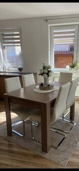 Jedálenský stôl a stolicky