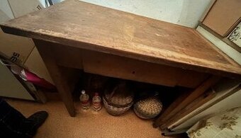 Predám retro stôl s rustikálnym vzhľadom