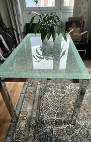 Sklenený jedálenský stôl
