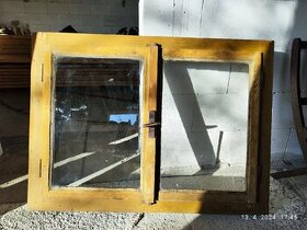 Staršie drevené okno
