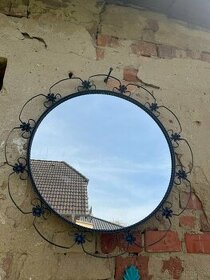 Guľaté zrkadlo v kovovom ráme