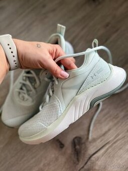 Dámske tenisky Under Armour UA W HOVR Omnia